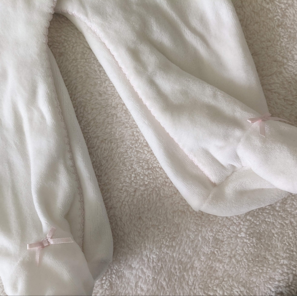 Miniclasix Soft Fleece White One Piece Pajamas w/ Pink Flower accent. Size 6M - Picture 5 of 8